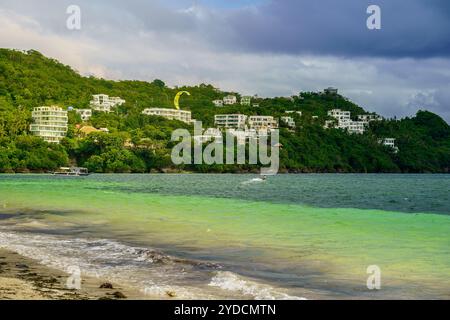 Lussuosi resort Hillside affacciati su una costa vibrante: Un mix di avventura e tranquillità nel paradiso tropicale Foto Stock