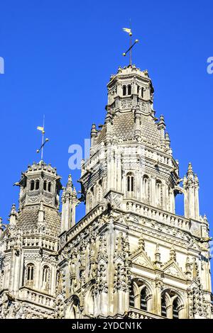 12/XVI secolo torri gotiche ornate della cattedrale cattolica romana di San Gatien - Tours, Indre-et-Loire (37), Francia. Foto Stock