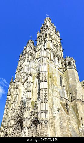 12/XVI secolo torri gotiche ornate della cattedrale cattolica romana di San Gatien - Tours, Indre-et-Loire (37), Francia. Foto Stock