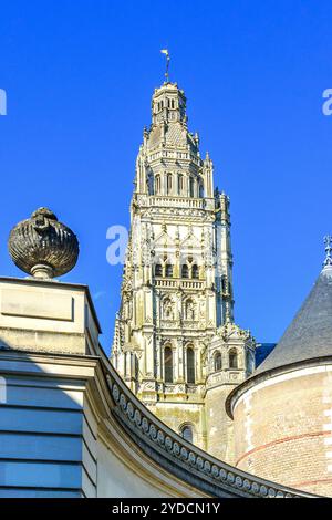 12/XVI secolo torri gotiche ornate della cattedrale cattolica romana di San Gatien - Tours, Indre-et-Loire (37), Francia. Foto Stock