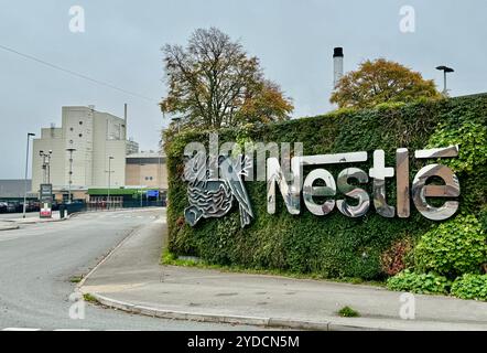 Il simbolo e il logo Nestle fuori dalla fabbrica Nestlé. Foto Stock