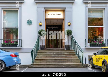 LONDRA, GRAN BRETAGNA - 17 MAGGIO 2014: Questo è l'ingresso ai famosi Abbey Road Studios, dove i Beatles hanno registrato le loro canzoni. Foto Stock