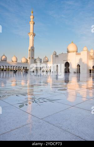 Moschea Bianca dello Sceicco Zayed ad Abu Dhabi, Emirati Arabi Uniti Foto Stock