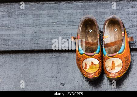 Tradizionali scarpe di legno olandesi appese a un muro Foto Stock