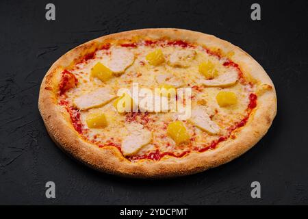 Pizza hawaiana su pietra nera Foto Stock