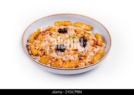 Muesli con frutta secca e latte in un recipiente in ceramica Foto Stock