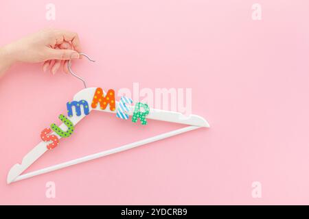 Appendiabiti bianchi con sfondo rosa con testo estivo Foto Stock