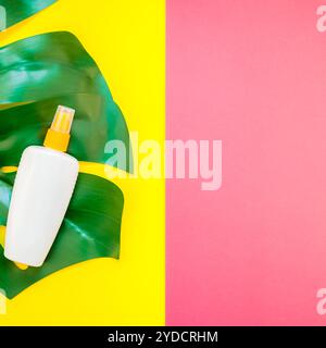 Mockup con bottiglia vuota per la protezione solare estiva Foto Stock