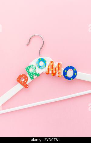 Grucce bianche con testo promozionale su sfondo rosa Foto Stock