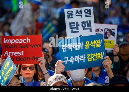 Corea del Sud i membri del Partito di ricostruzione della Corea durante una manifestazione che chiede l'impeachment del presidente Yoon Suk Yeol vicino all'Ufficio dei pubblici ministeri a Seoul, Corea del Sud, 26 ottobre 2024. Secondo un sondaggio pubblicato nell'ottobre 25, la valutazione positiva della performance presidenziale di Yoon Suk Yeol è scesa al 20% in sei settimane. La ragione principale di ciò è stata la questione della presunta manipolazione del prezzo delle azioni della Deutsche Motors da parte della First Lady Kim Geun-hee. Seoul Repubblica di Corea Copyright: XMatrixxImagesx/xLeexKitaex Foto Stock