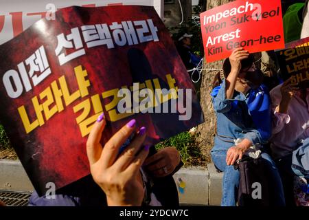 Corea del Sud i membri del Partito di ricostruzione della Corea durante una manifestazione che chiede l'impeachment del presidente Yoon Suk Yeol vicino all'Ufficio dei pubblici ministeri a Seoul, Corea del Sud, 26 ottobre 2024. Secondo un sondaggio pubblicato nell'ottobre 25, la valutazione positiva della performance presidenziale di Yoon Suk Yeol è scesa al 20% in sei settimane. La ragione principale di ciò è stata la questione della presunta manipolazione del prezzo delle azioni della Deutsche Motors da parte della First Lady Kim Geun-hee. Seoul Repubblica di Corea Copyright: XMatrixxImagesx/xLeexKitaex Foto Stock