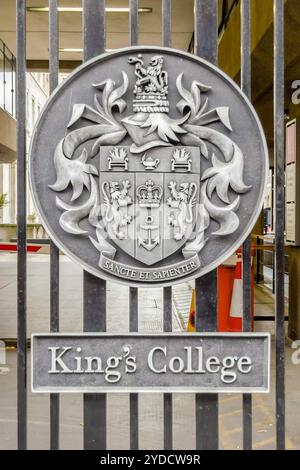 LONDRA - MAGGIO 31: Emblema sul cancello d'ingresso del King's College di Londra, 31 maggio 2015. Il King's College è considerato uno dei principali multidiscepoli Foto Stock