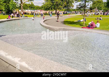 LONDRA - MAGGIO 30: Persone che si godono una giornata di sole alla Diana Princess of Wales Memorial Fountain il 30 maggio 2015 a Londra, Regno Unito Foto Stock