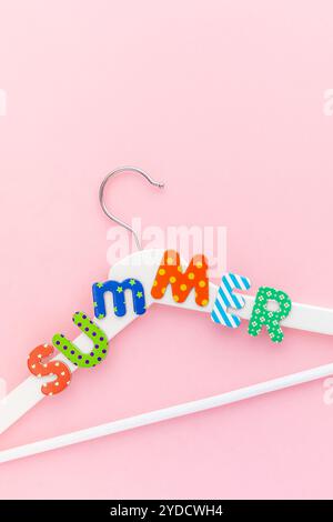 Appendiabiti bianchi con sfondo rosa con testo estivo Foto Stock