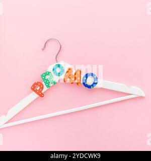 Grucce bianche con testo promozionale su sfondo rosa Foto Stock