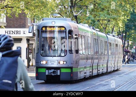 Tram moderno o tram numero 10 che attraversa Limmer fino alla Hauptbahnhof di Hannover, Germania, il 25 ottobre 2024 Foto Stock