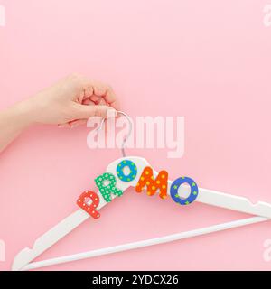 Grucce bianche con testo promozionale su sfondo rosa Foto Stock