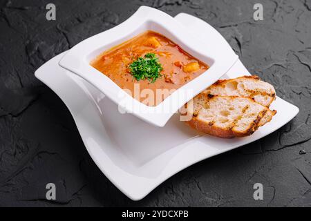 Zuppa di costolette di maiale colombiana con pane Foto Stock