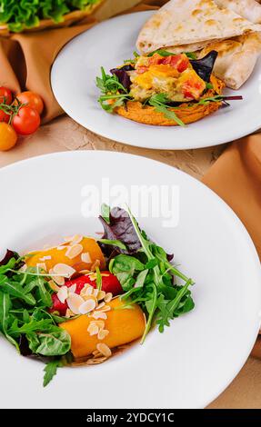 Cremosi involtini di Hummus libanese e pepe sui piatti Foto Stock