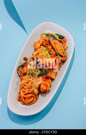 Pasta di pesce con gamberetti e cozze in salsa di pomodoro Foto Stock