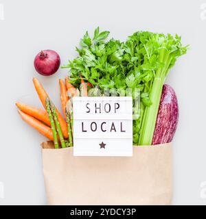 Verdure biologiche fresche in borsa per la spesa artigianale Foto Stock