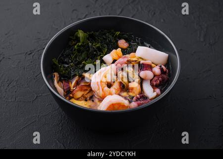 zuppa cinese con alghe e pesce Foto Stock