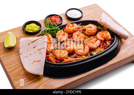 Fajitas di gamberi con peperone e cipolla Foto Stock