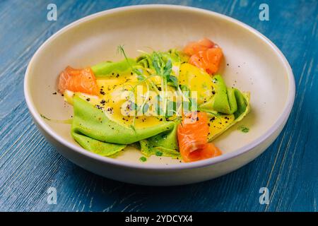 Crepe di spinaci verdi o pancake con salmone affumicato e formaggio morbido Foto Stock