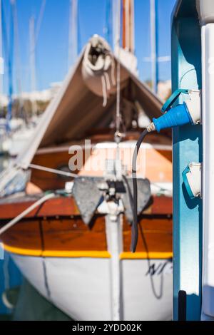 Barche ormeggiate charching con carburante ed elettricità a Marina di Cannes, Francia Foto Stock