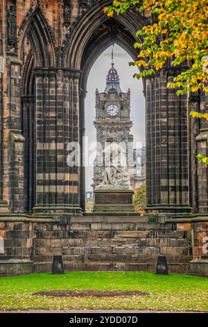 Vista dal Monumento Scott verso il Balmaoral Hotel, Princes St, Edimburgo, Lothian Foto Stock