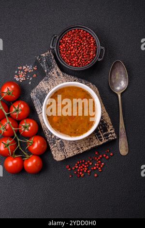 Deliziosa zuppa di pomodoro calda con verdure, piatti vegani e vegetariani Foto Stock