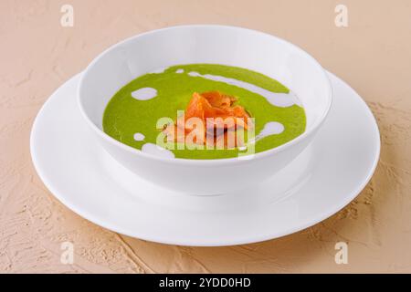 Deliziosa zuppa di crema di broccoli verde con salmone Foto Stock