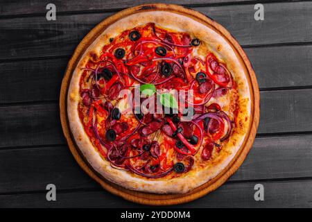 Pizza con salsicce bavaresi con peperone e cipolla rossa Foto Stock