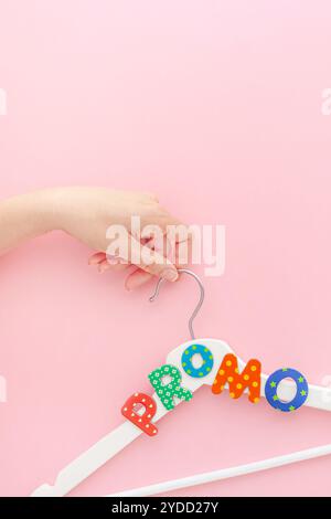 Grucce bianche con testo promozionale su sfondo rosa Foto Stock