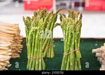 Asparagi freschi venduti in un mercato agricolo Foto Stock