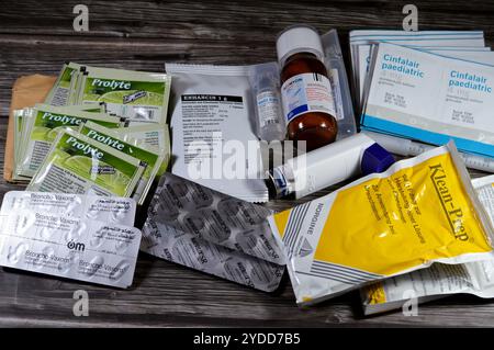 Cairo, Egitto, 4 ottobre 2024: Vari farmaci e farmaci, sacchetti di prolito, Azomycin, Klean Prep in polvere, Natrilix SR, Broncho-Vaxom, Enhancin Foto Stock