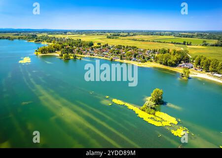 Vista aerea estiva del lago Soderica nella regione di Podravina Foto Stock