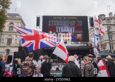 Westminster, Londra, Regno Unito. 26 ottobre 2024 i sostenitori di estrema destra si riuniscono a Whitehall mentre migliaia di persone dovrebbero partecipare a un raduno programmato di Tommy Robinson a Downing Street. Tommy Robinson, alias Stephen Yaxley-Lennon, non sarà presente ed è stato rimesso in custodia. Amer Ghazzal/Alamy Live News Foto Stock