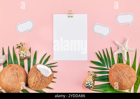 Foglie di palma e noci di cocco su mockup rosa Foto Stock