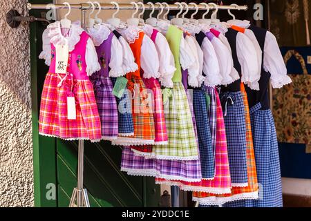 In stile nazionale di costumi per le donne esposte nel centro commerciale per lo shopping store Foto Stock