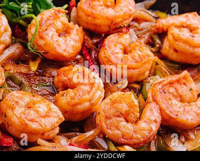 Fajitas di gamberi con peperone e cipolla Foto Stock