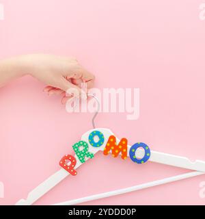 Grucce bianche con testo promozionale su sfondo rosa Foto Stock