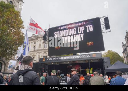 Westminster, Londra, Regno Unito. 26 ottobre 2024 i sostenitori di estrema destra si riuniscono a Whitehall mentre migliaia di persone dovrebbero partecipare a un raduno programmato di Tommy Robinson a Downing Street. Tommy Robinson, alias Stephen Yaxley-Lennon, non sarà presente ed è stato rimesso in custodia. Amer Ghazzal/Alamy Live News Foto Stock