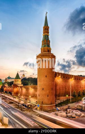 Vista panoramica sulla Torre Beklemishevskaya e il Cremlino durante l'ora blu al tramonto, Mosca, Russia Foto Stock