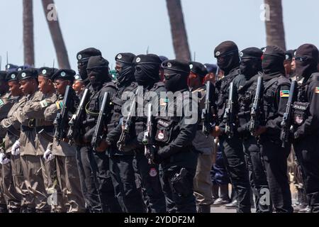 Unità GOE (Special Operations Group) di polizia della Repubblica del Mozambico in equipaggiamento tattico nero completo, armata di mitragliatrici Foto Stock