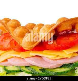 Waffle belgi con prosciutto, formaggio e insalata Foto Stock