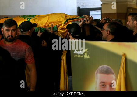 Beirut, Beirut, Libano. 26 ottobre 2024. I lori portano il corpo di Ghassan Najjar, un cameraman per la rete pan Arab al-Maydeen, durante la sua processione funebre a Beirut. Najjar e altri due giornalisti, quando Israele razziò il complesso, soggiornavano nella città di Hasbaya, nel sud-est del Libano. (Credit Image: © Marwan Naamani/ZUMA Press Wire) SOLO PER USO EDITORIALE! Non per USO commerciale! Foto Stock