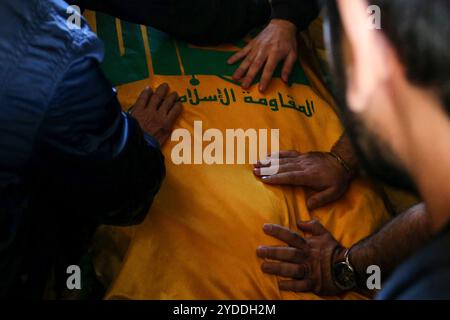 Beirut, Beirut, Libano. 26 ottobre 2024. I lori si riuniscono sul corpo del Ghassan Najjar, un cameraman per la rete pan Arab al-Maydeen, durante la sua processione funebre a Beirut. Najjar e altri due giornalisti, quando Israele razziò il complesso, soggiornavano nella città di Hasbaya, nel sud-est del Libano. (Credit Image: © Marwan Naamani/ZUMA Press Wire) SOLO PER USO EDITORIALE! Non per USO commerciale! Foto Stock