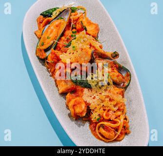 Pasta di pesce con gamberetti e cozze in salsa di pomodoro Foto Stock