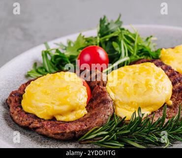 Polpette o cotolette con pomodoro e formaggio Foto Stock